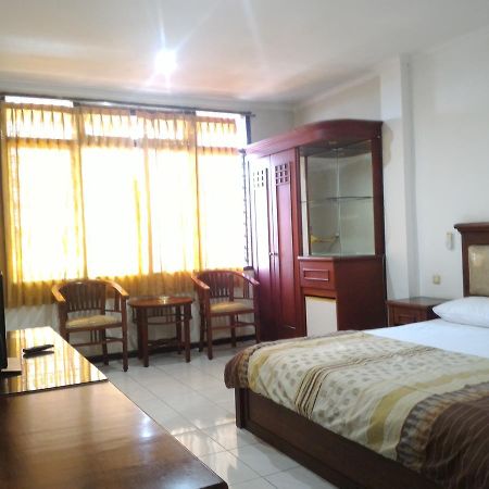 Hotel Sentral Jombang Esterno foto