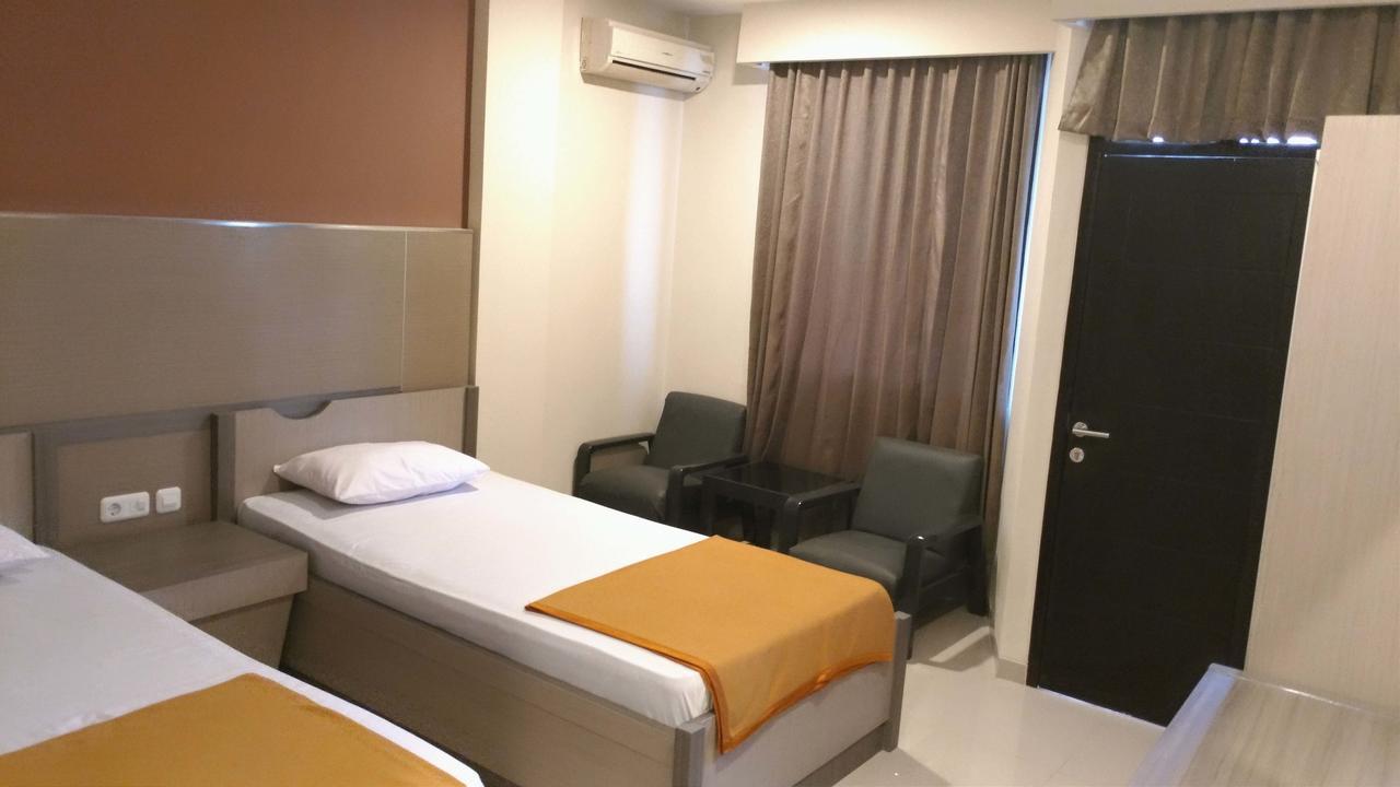 Hotel Sentral Jombang Esterno foto